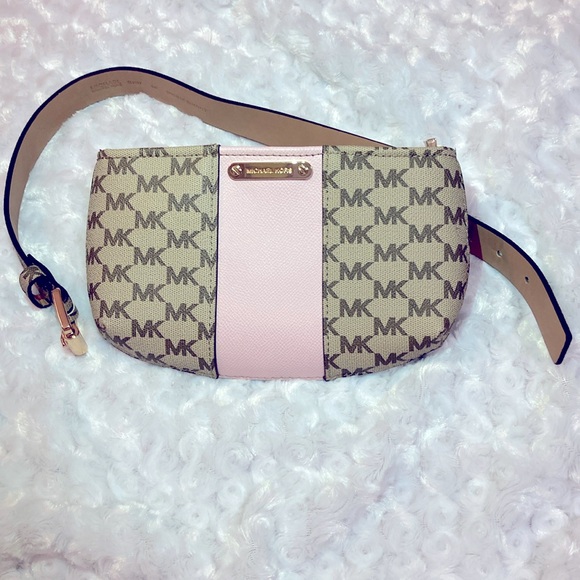 NEW | MK belt bag. Gold hardware. Size S/M. Zip closure. Inside slip pocket. - Picture 2 of 8